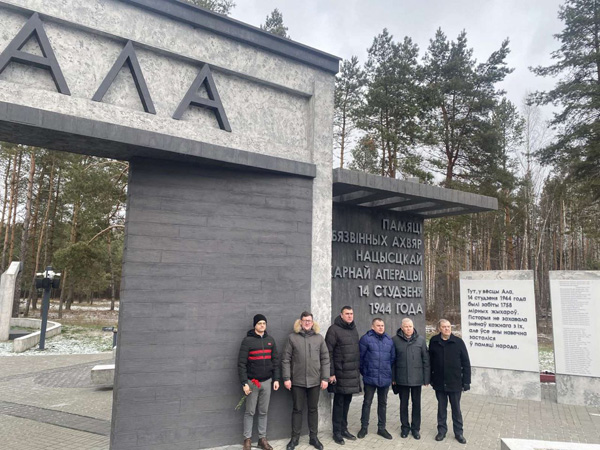Делегация Жлобинского района почтила память жертв фашизма на мемориале «Ола»